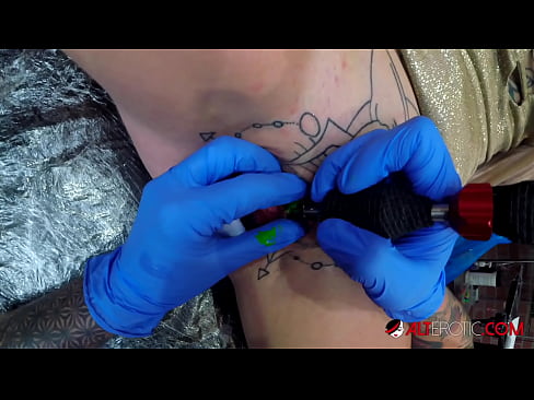 ❤️ Sully Savage-k izugarri tatuatu zuen klitorian tatuaje bat egin zuen ❤️ Super pornoa %eu.xxx050890.ruan ☑